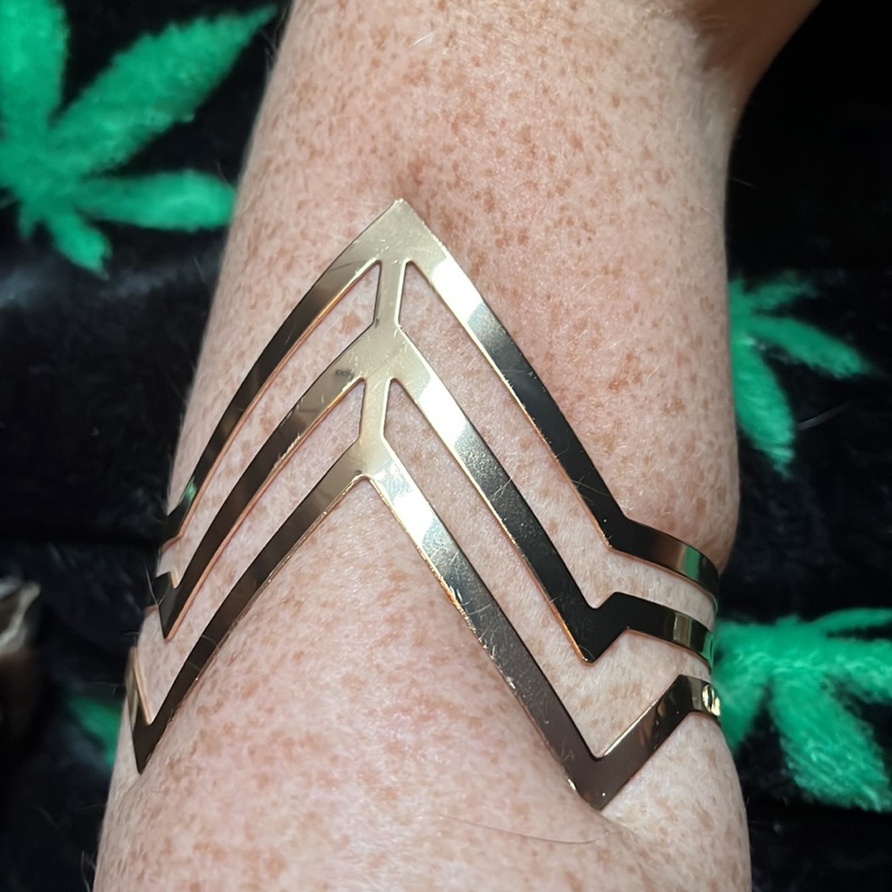 Arm cuff 💛 - Picture 2 of 2